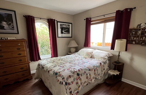 Larkspur House | Charming and cozy bend house with hot tub