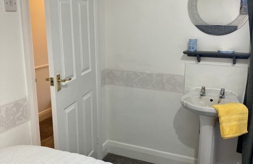 Westcliff-on-Sea House | 3 bedroom house fast wifi, smart tv's and garden
