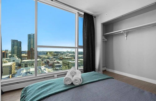 Beltline Apartment | King Bed , VIP 2 Bedroom, Walk to Saddledome , UG Stall , AC, Mins to Saddledome