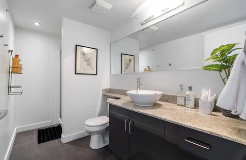 Beltline Apartment | King Bed , VIP 2 Bedroom, Walk to Saddledome , UG Stall , AC, Mins to Saddledome