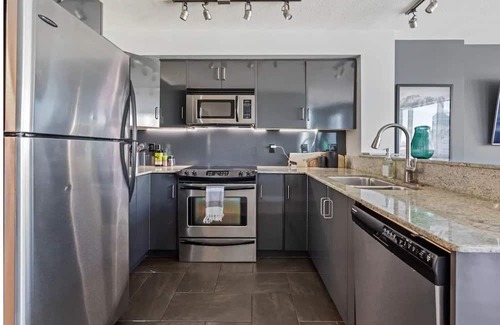 Beltline Apartment | King Bed , VIP 2 Bedroom, Walk to Saddledome , UG Stall , AC, Mins to Saddledome