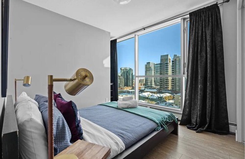 Beltline Apartment | King Bed , VIP 2 Bedroom, Walk to Saddledome , UG Stall , AC, Mins to Saddledome