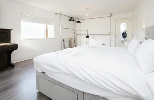 Guildford Apartment | Modern 2BR Apartment in Guildford