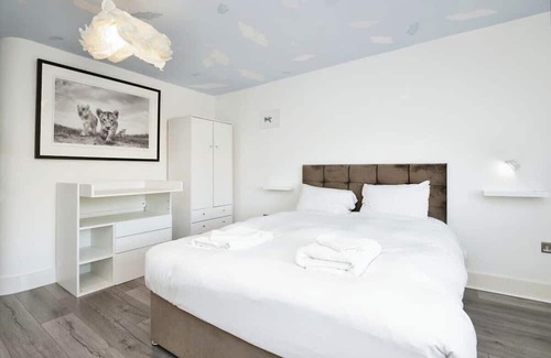 Guildford Apartment | Modern 2BR Apartment in Guildford
