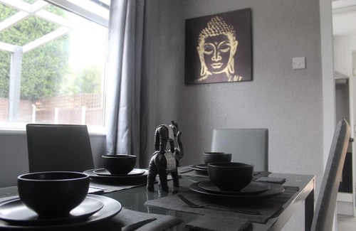 Dudley House | Perfect for Contractors, Nurses/Doctors and families for short stay leisure.