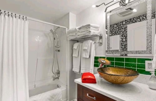 Esquimalt House | 3-bedroom, 1-bathroom and beautiful garden hideaway in Gorge