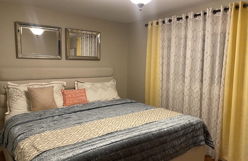 Applewood House | 4 Bedroom Stylish Home 11 min from Toronto Pearson Airport
