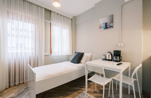 Bakırkoy Apartment | Studio with a Sea View Balcony in Bakirkoy