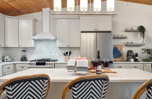 Kalkaska House | Luxury Lakehouse: Hot Tub, Prvt Dock, Kayak, Fire Pit, Scenic Decks, Game Room
