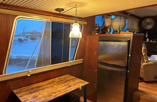 Midtown Boat Rental | Seafood Houseboat in Key West