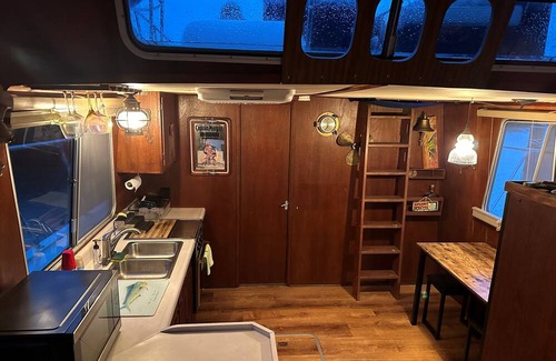 Midtown Boat Rental | Seafood Houseboat in Key West