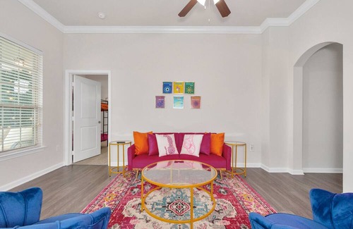 George Bush Park/Eldridge Apartment | Glamorous Giddy-Up Getaway: Minutes to Downtown Houston. High quality amenities.