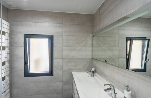 Miramar House | Holiday Home 'Villa La Londe Les Maures' with Private Pool, Wi-Fi and Air Conditioning