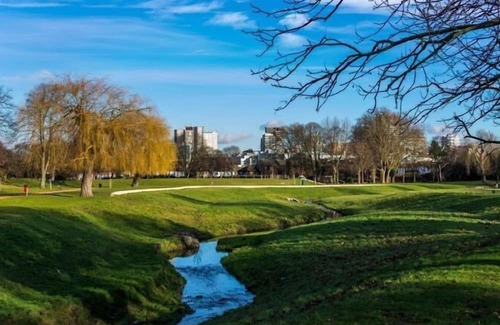 Fairfield Apartment | Croydon 2 BR Apartment near Waddon Station!