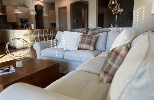 Maricopa House | A Cosmopolitan Glennwilde Home