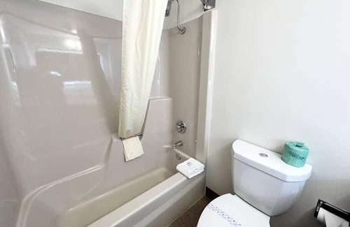 Cedar Rapids - Iowa City House | Executive suite w/private bath