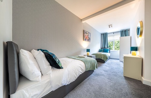 Luton House | Captivating 4 BR Terraced House in Luton's Prime Location