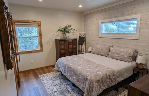 Pinetop-Lakeside Cottage | Cozy Cottage 2BD/2BA, 2 Covered Decks, Patio Dining Area, Newly Built, Pets OK