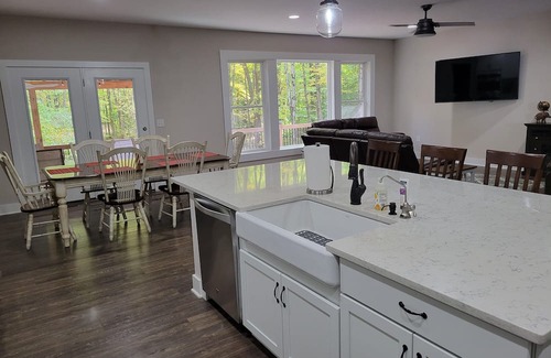 Johnstown House | Heartland Woods Ohio~8 Acres~Secluded Nature Escape~Flex Cancellation~King beds