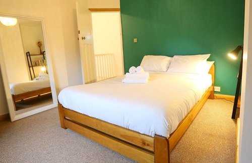 Prestwich House | Pass the Keys | King Bed House Next To Heaton Park | W&M Discounts