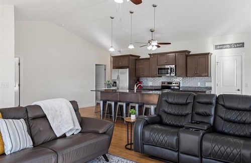 Chatham House | Modern and Spacious 5BR 3BA w/walking trail and lake view! Chatham/Springfield