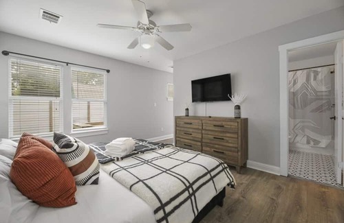 Old Enfield House | ROOMY RANCH: Local to SXSW, Austin City Limits & ATX Open