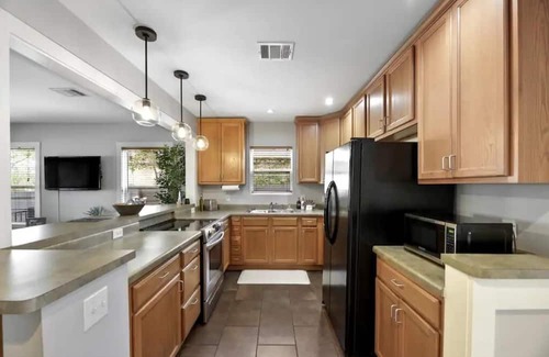 Old Enfield House | ROOMY RANCH: Local to SXSW, Austin City Limits & ATX Open