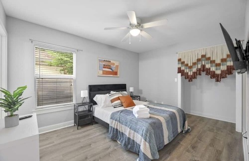 Old Enfield House | ROOMY RANCH: Local to SXSW, Austin City Limits & ATX Open