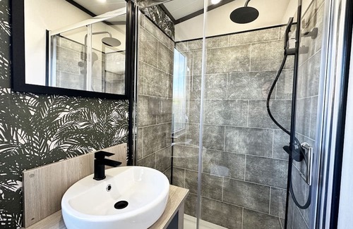 Newquay Ski Chalet | 14 Valley View is a gorgeous luxury 5 star lodge style caravan in Porth