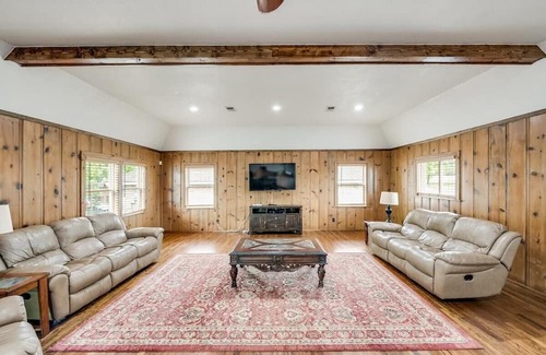 Azle House | The Perfect Getaway/Boat Dock/Eagle Mountain!