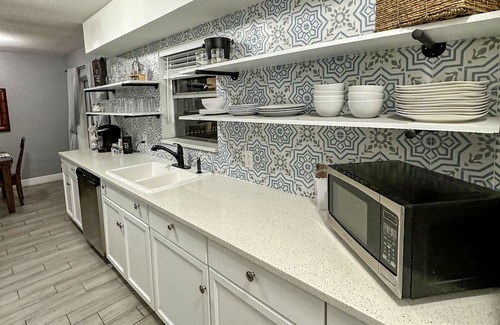 Carver City - Lincoln Gardens House | Ideal Location near Airport & Stadium | Veranda Dining & Hammocks