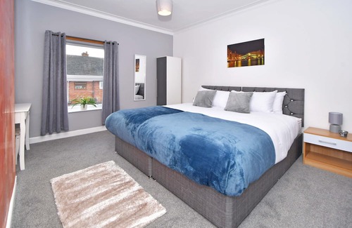 Forsbrook House | Edensor House by YourStays, a colourful restful retreat!
