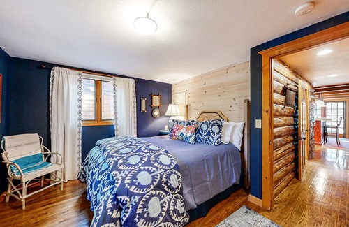 Hailey Cabin | Dog-friendly cabin with fenced yard, deck, sunroom, fireplace, & W/D