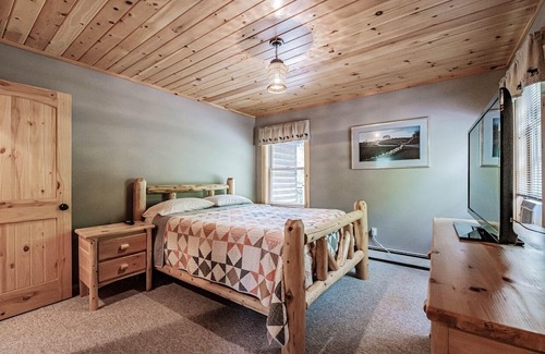 Greenwood Ski Chalet | Luxury Woodland Retreat with both lake/ski slope access, Yr home away from home