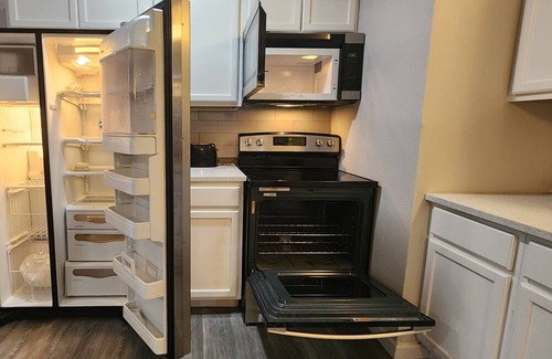 Orange House | Remodeled 4-bedroom 3 full bath 3 min. Walmart, restaurants, chem. / refineries.
