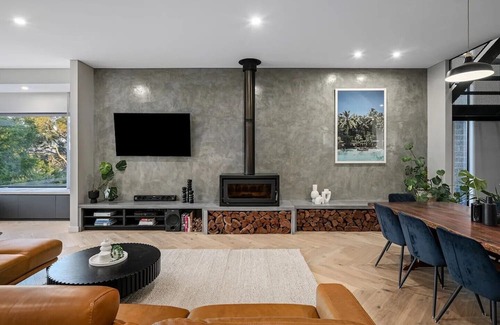 Albury House | Luxurious urban oasis with pool in Central Albury