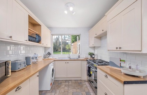 Squirrel's Heath House | Modern villa, sleeps 10, 2 bathrooms, park 3 vans