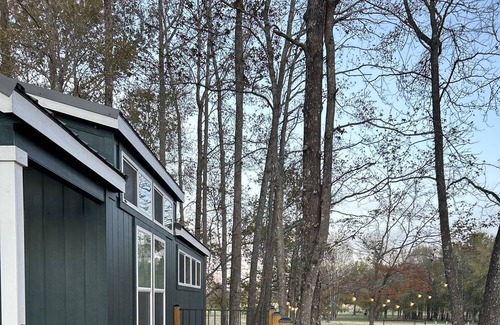 Athens Cottage | Tiny home in the woods w/ fire pit 10 min from Canton Trade days.