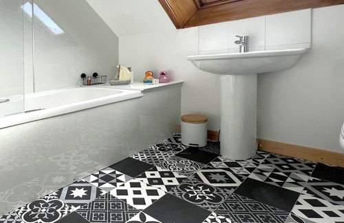 Helmsdale Cottage | Tigh Na Mara is a traditional two-bedroom cottage located in the town of Helmsdale.