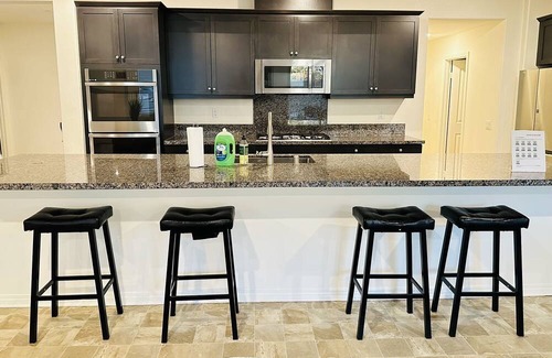 Jurupa Valley House | Jurupa Valley 5 bedrooms cheerful house with Mountain View