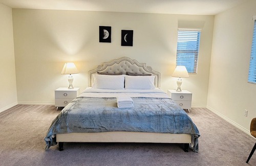 Jurupa Valley House | Jurupa Valley 5 bedrooms cheerful house with Mountain View