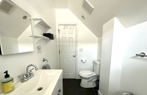 Queens House | Charming two bedroom monthly rental in the heart of Rockaway Beach!