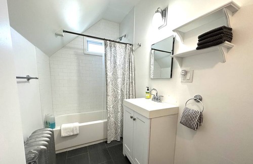 Queens House | Charming two bedroom monthly rental in the heart of Rockaway Beach!