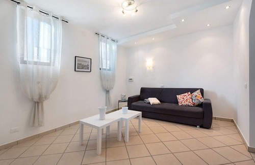 Dormelletto House | Holiday Home 'Margot Ca Bianca Dormelletto' with Shared Pool and Wi-Fi