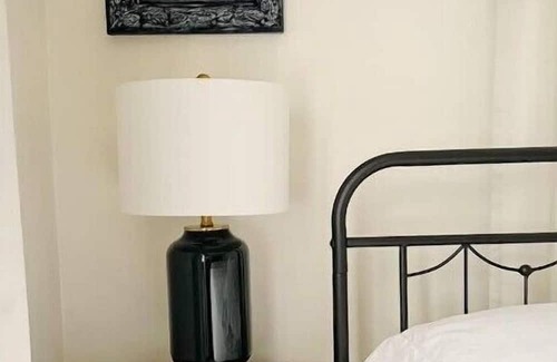 Victory Apartment | Cozy Stylish Renovated & Convenient 2bd Apartment for Monthly Stays