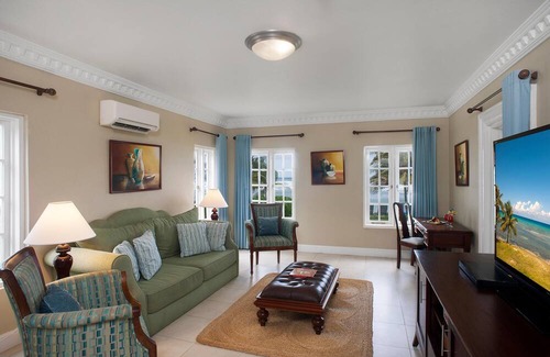 Montego Bay Resort | Elegant Stay w/ Spa Services, Free WiFi, Cocktail Lounge & On Site Restaurant
