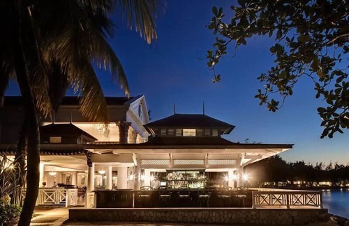 Montego Bay Resort | Luxury Retreat w/ Free WiFi, On Site Restaurant, Pool Access & Cocktail Lounge