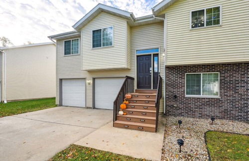 Deerfield House | Spacious Home + Fire Pit, Waterfall, Hot Tub, Home Theater! 20 min to DT Madison