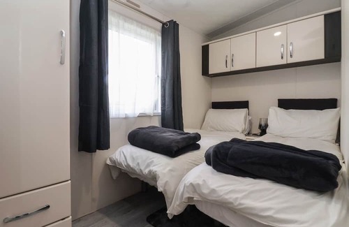 West Heslerton Cottage | TORTWORTH LODGE, pet friendly, with hot tub in Sherburn