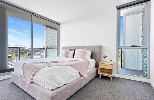 Richmond North Apartment | Modern Apartment with 180° Balcony Views Overlook Melbourne City W/Free Parking